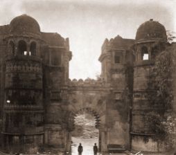800px-Gateway_in_the_Fort_at_Gwalior